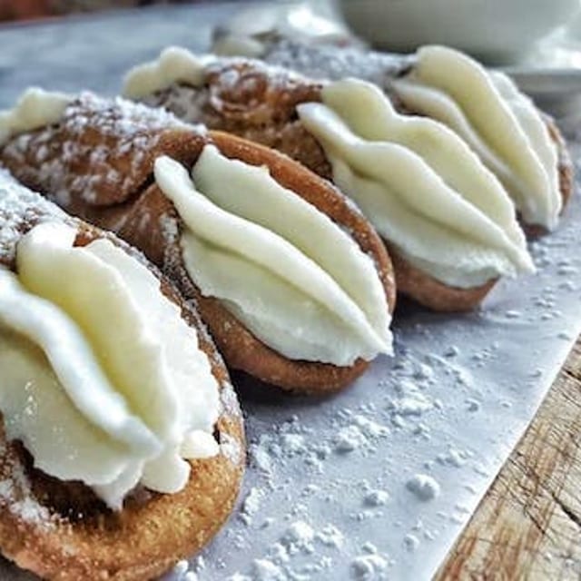Cannoli.